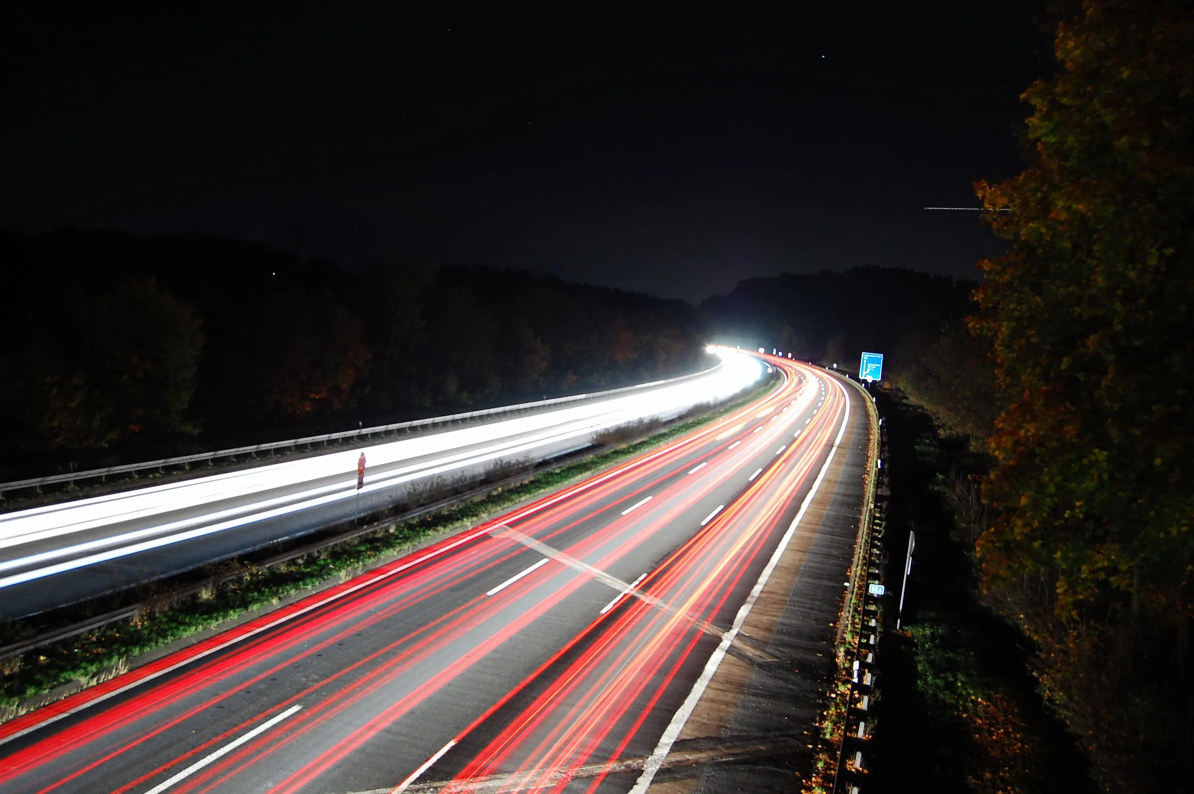 Autobahn A45 im Sauerland bei Nacht, Lichtspuren