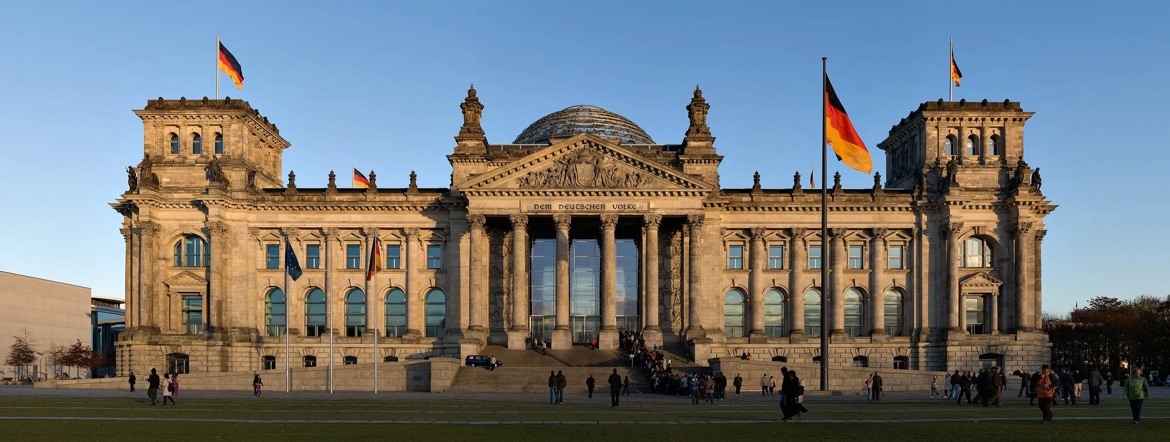 Das Reichstagsgebäude in Berlin, Sitz des Bundestags, bei Sonnenuntergang