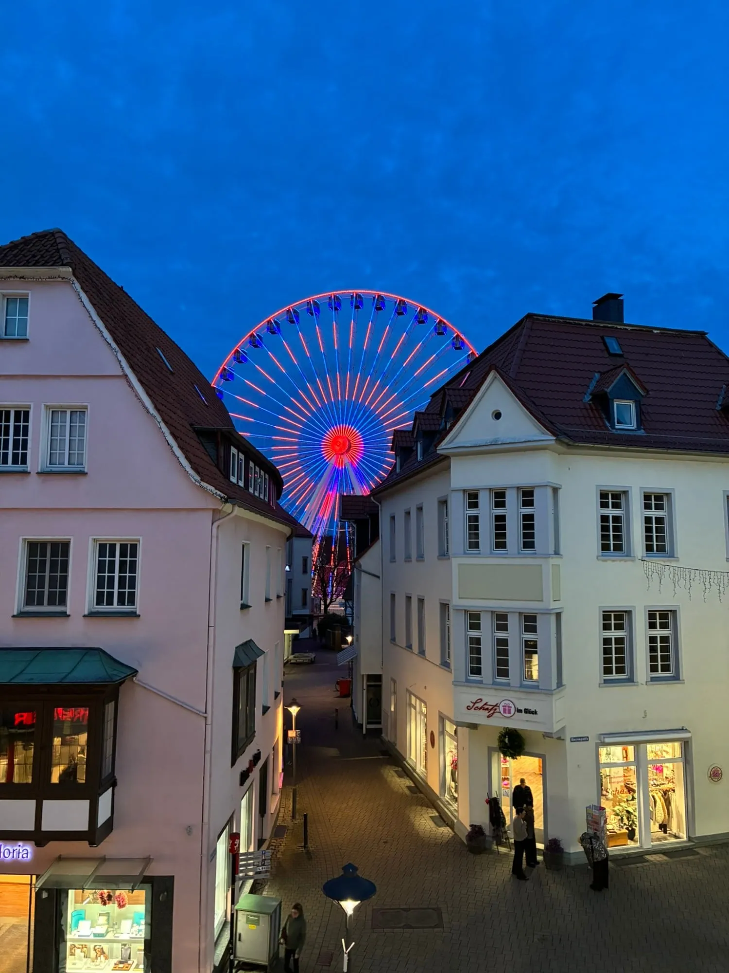 Das Riesenrad der Allerheiligenkirmes über den Dächern der Soester Altstadt am Abend