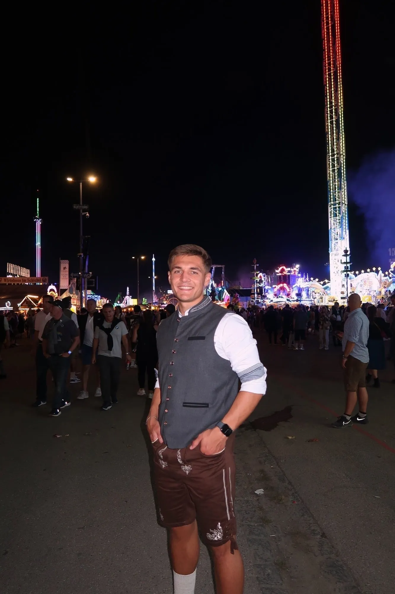 Niklas Drapacz in Tracht auf einem Volksfest am Abend