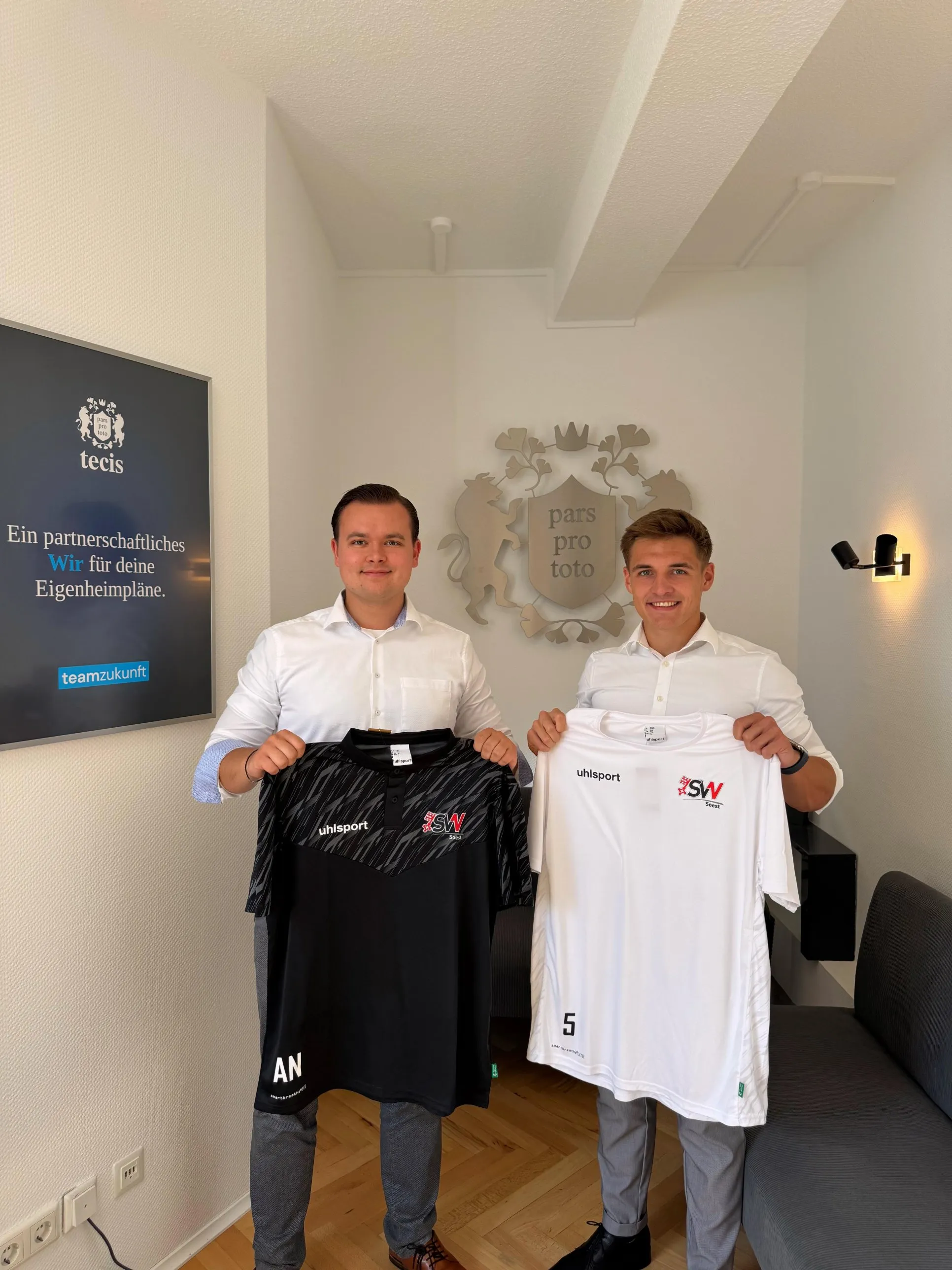 Niklas Drapacz und John Oldenburg mit Trikots des SV Westfalia Soest